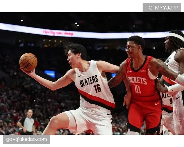 杨瀚森脑部撞击伤退，开拓者客场惨败勇士添变数