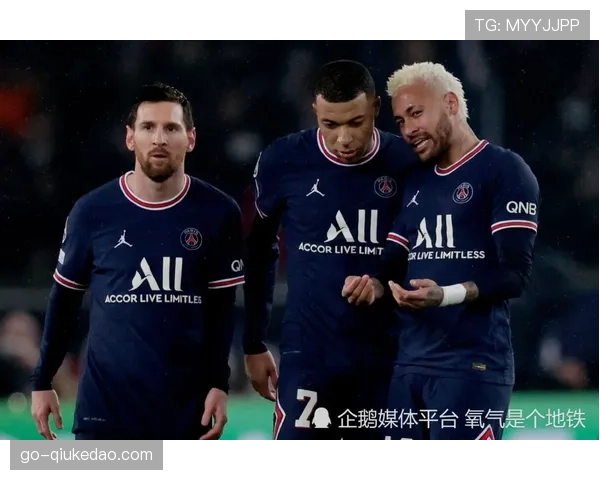 曼联球员姆伯莫场外生活揭秘：爱好游戏与钢琴演奏