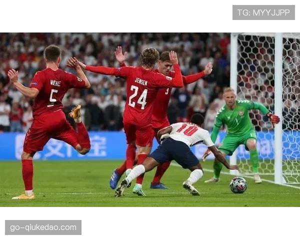 争议瞬间:VAR介入取消阿贾克斯点球判罚 争议瞬间:VAR介入取消阿贾克斯点球判罚