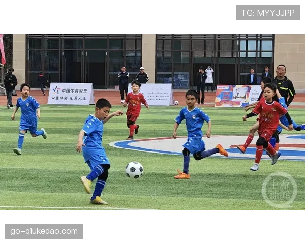 “足球进校园”活动走进成都，蓉城球员与小学生互动