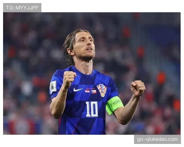 特写镜头：老将莫德里奇替换上场，第一次触球便是一脚转换长传